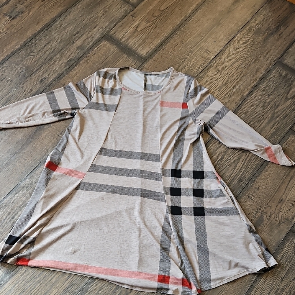 Stylish Women's Tunic with Plaid Design